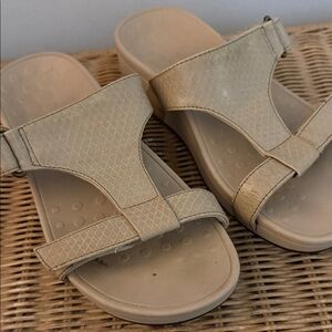 Vionic Beige Textured Women's Sandals